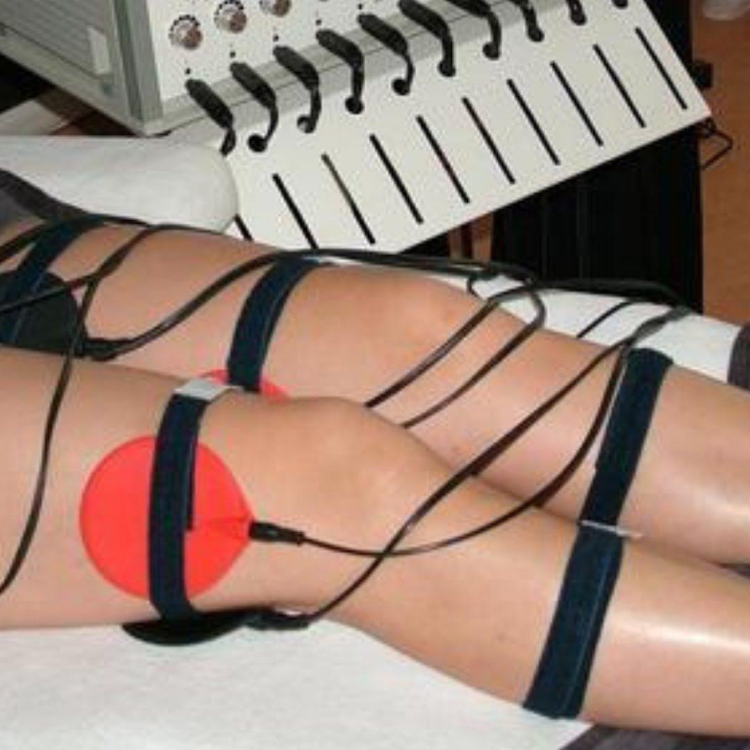 Benen met banden en een pad tijdens lymfedrainage met de LymphoMed